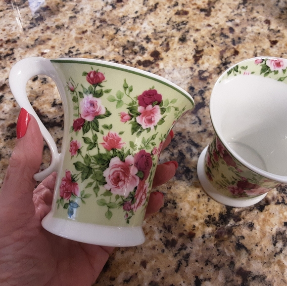 VINTAGE GNA FINE ITALIAN DESIGN PORCELAIN CUPS, ROSE PATTERN - Picture 2 of 16